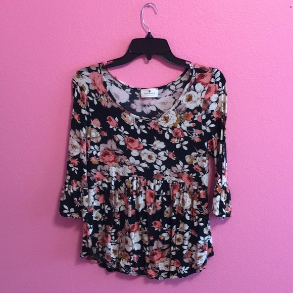 threads studio Tops - 3/$20 🦋 Threads Studio Floral Ruffled Blouse